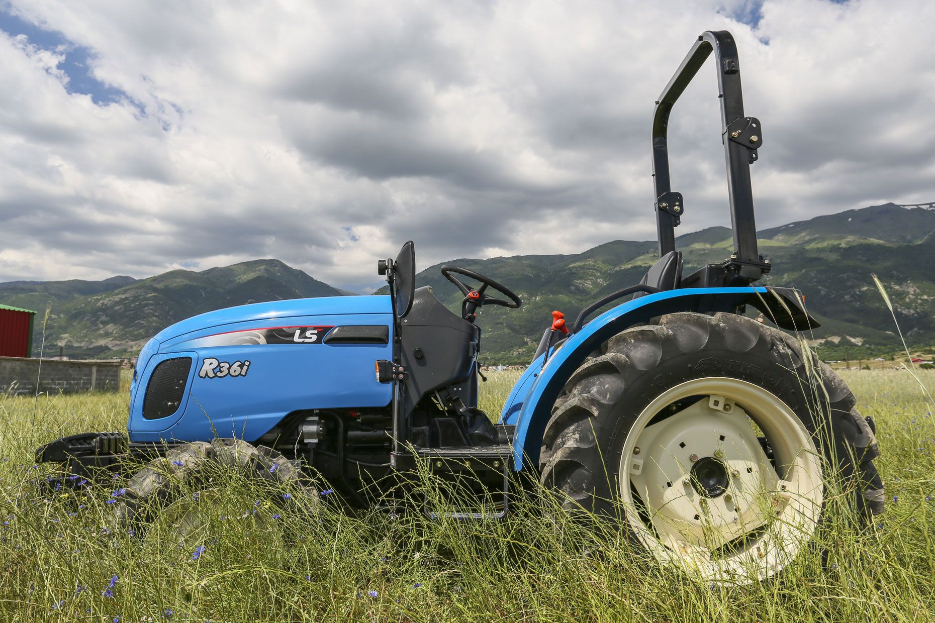 Tractor LS model R36i ROPS, 38.5 CP