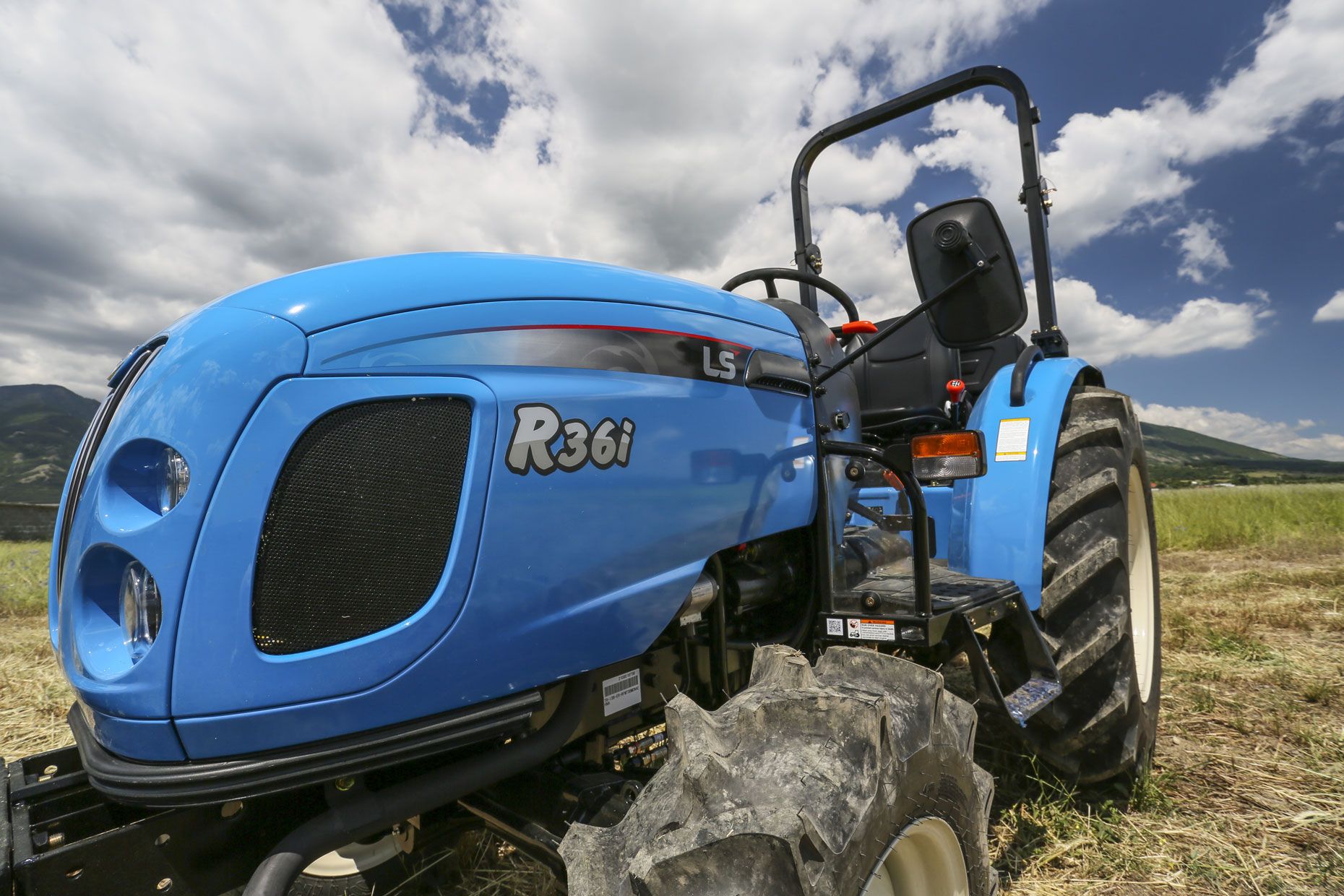 Tractor LS model R36i ROPS, 38.5 CP