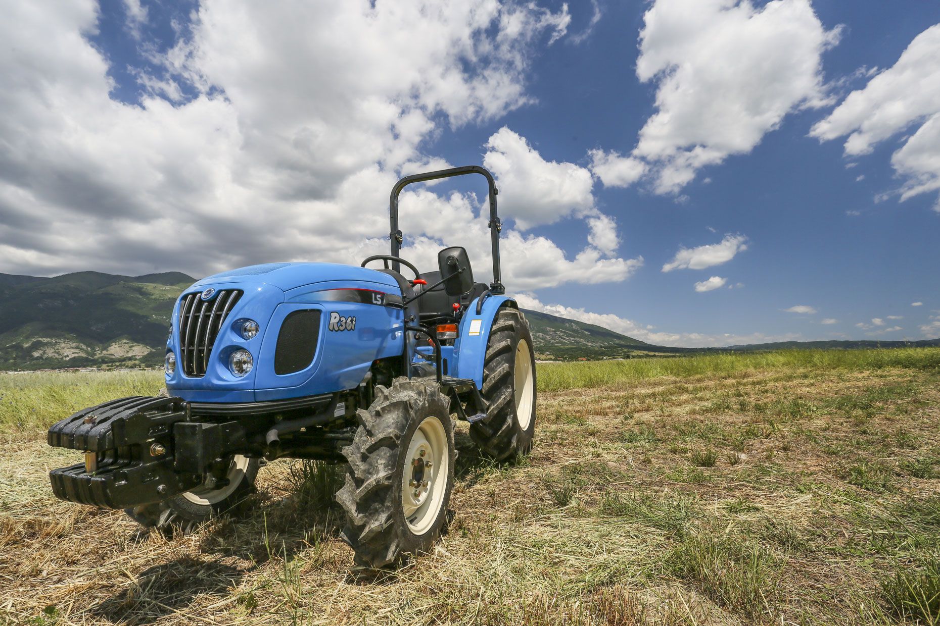 Tractor LS model R36i ROPS, 38.5 CP